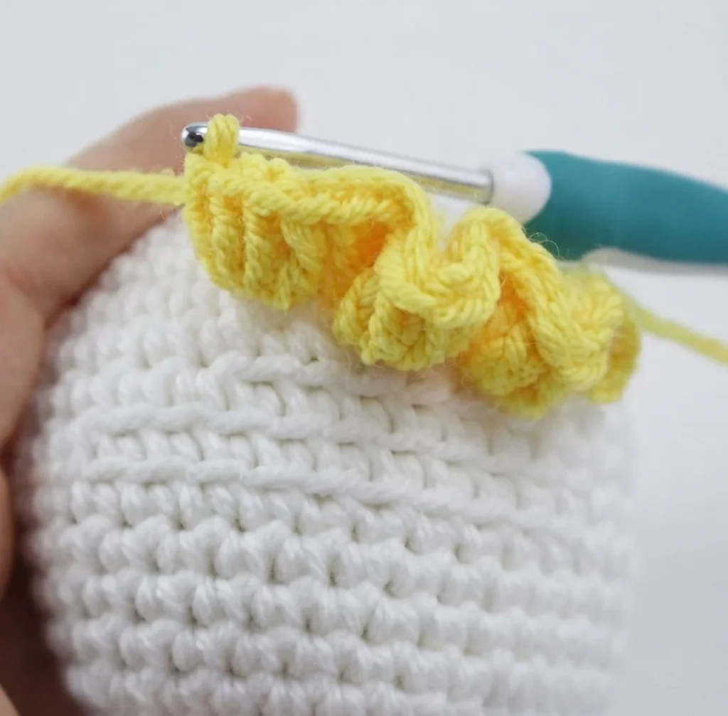 Clown Amigurumi Doll - Free Crochet Pattern - crochet detail