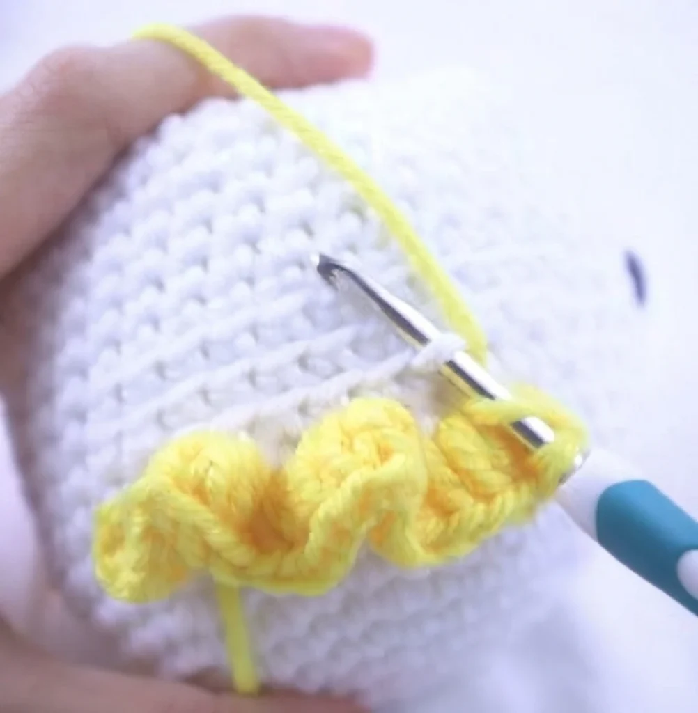 Clown Amigurumi Doll - Free Crochet Pattern - crochet detail
