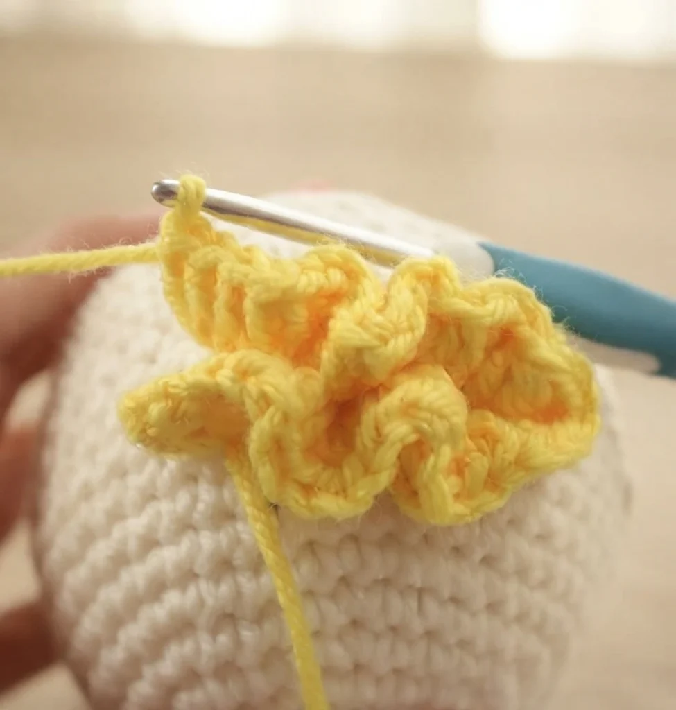 Clown Amigurumi Doll - Free Crochet Pattern - crochet detail