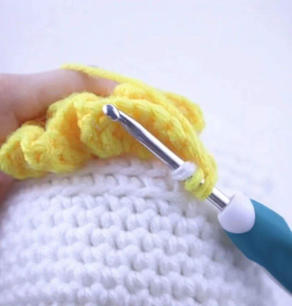 Clown Amigurumi Doll - Free Crochet Pattern - crochet detail