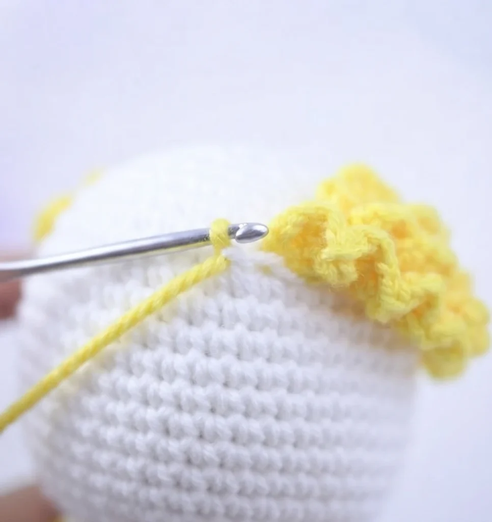 Clown Amigurumi Doll - Free Crochet Pattern - crochet detail