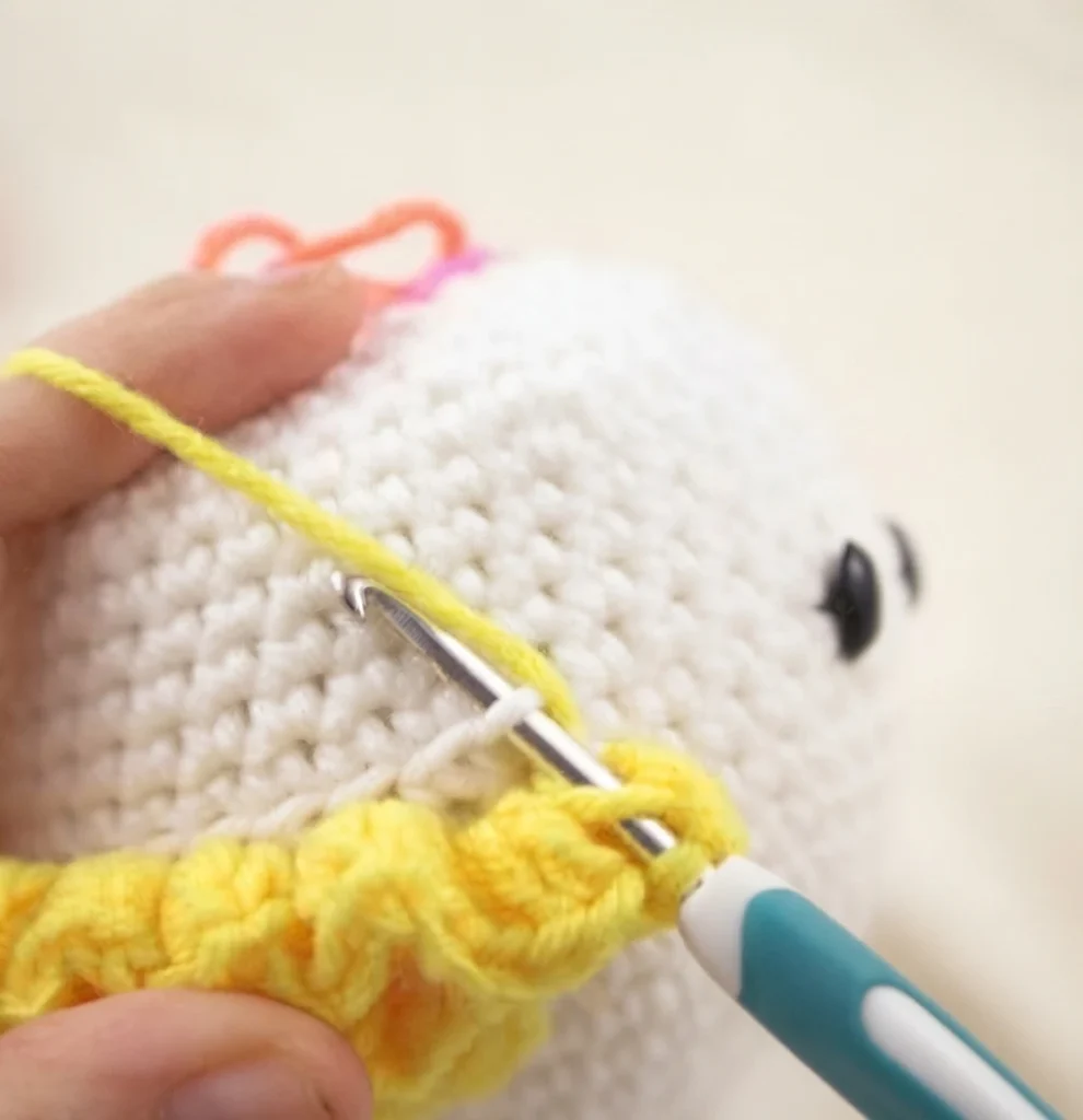 Clown Amigurumi Doll - Free Crochet Pattern - crochet detail