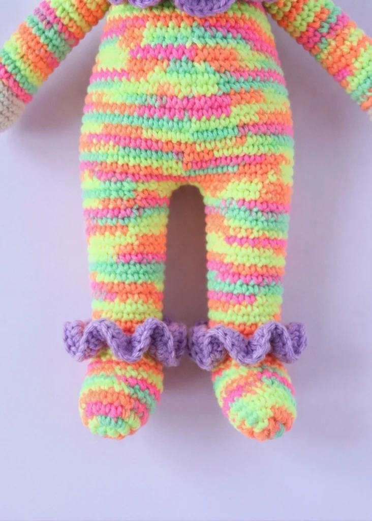 Clown Amigurumi Doll - Free Crochet Pattern - crochet detail