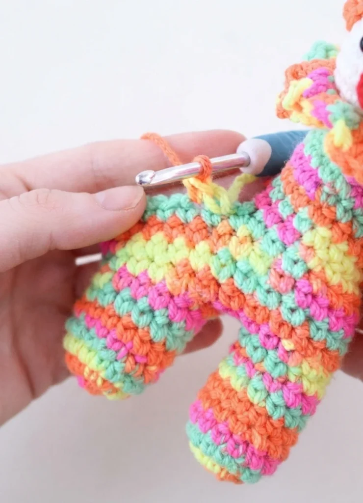 Clown Amigurumi Doll - Free Crochet Pattern - crochet detail