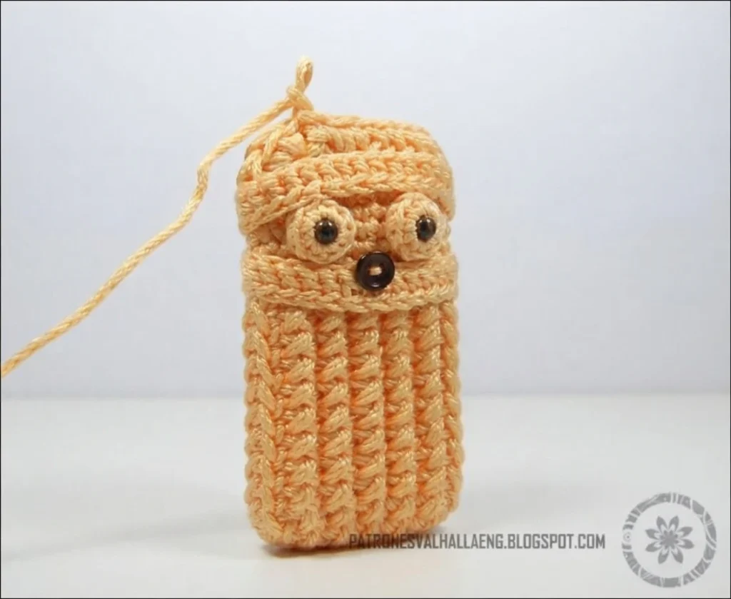 How to Crochet a Mummy phone case - PATRONES VALHALLA: Free crochet patterns - crochet detail