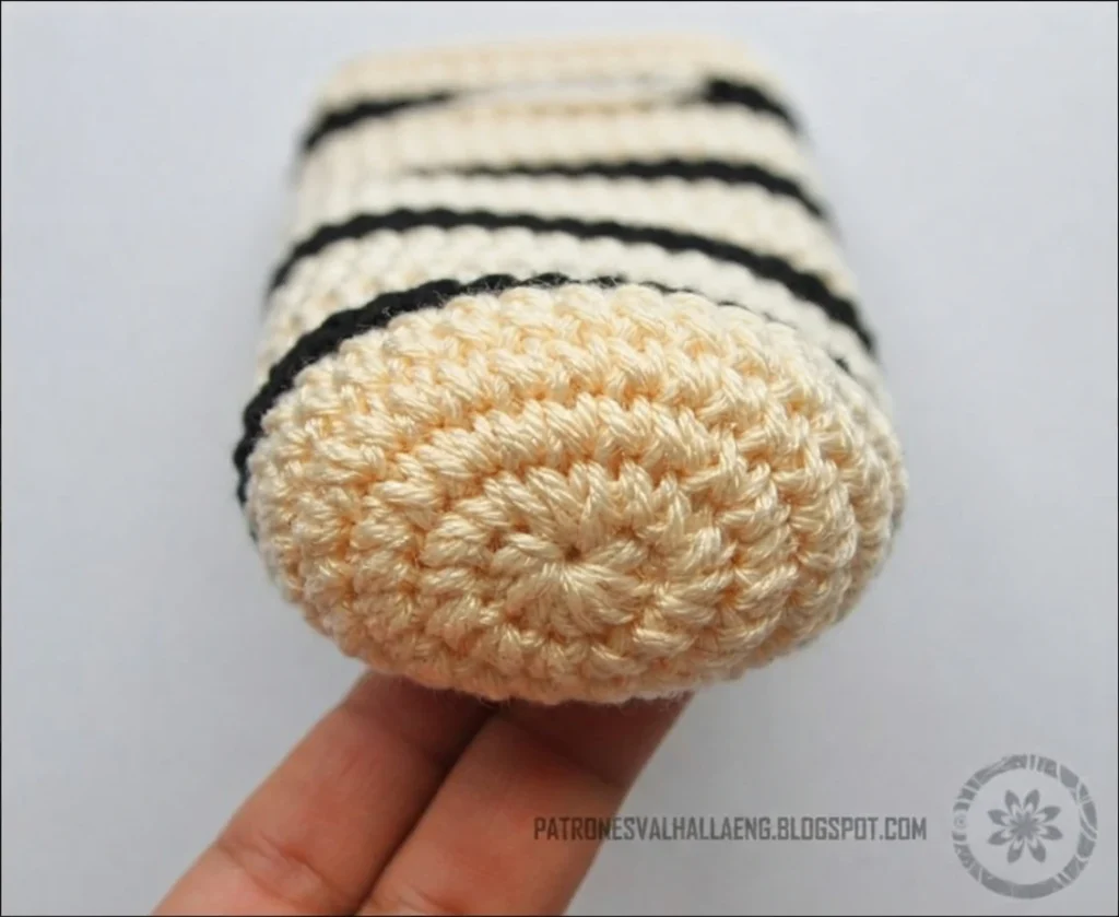 How to Crochet a Mummy phone case - PATRONES VALHALLA: Free crochet patterns - crochet detail