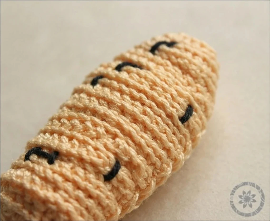 How to Crochet a Mummy phone case - PATRONES VALHALLA: Free crochet patterns - crochet detail