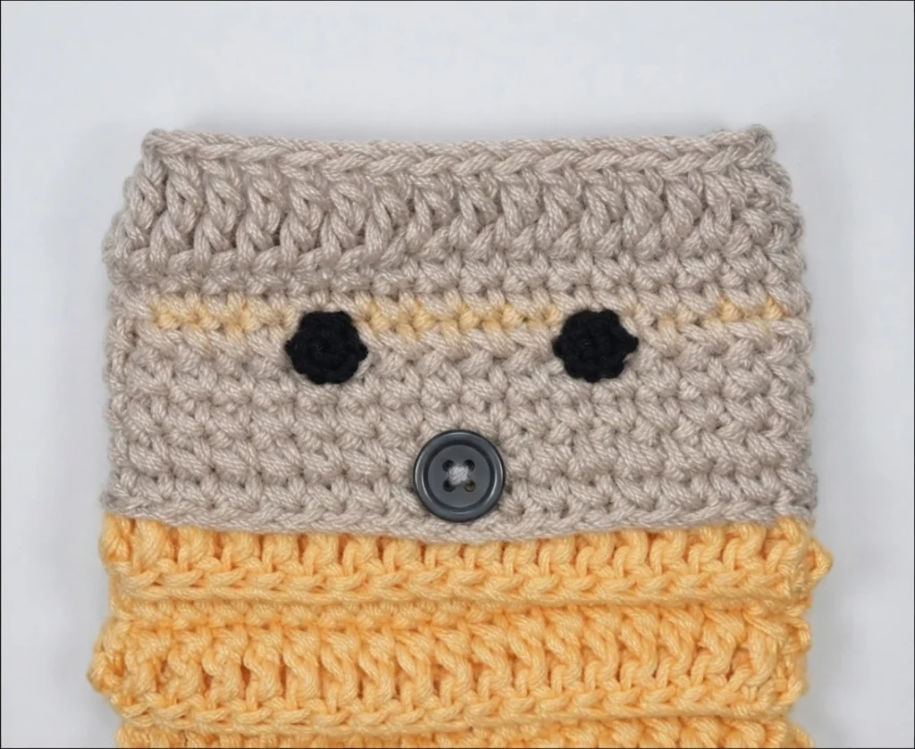How to Crochet a Mummy phone case - PATRONES VALHALLA: Free crochet patterns - crochet detail