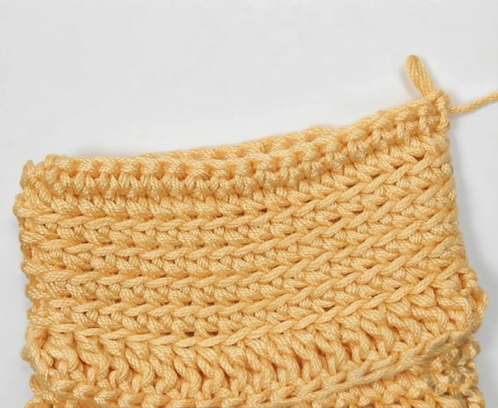 How to Crochet a Mummy phone case - PATRONES VALHALLA: Free crochet patterns - crochet detail