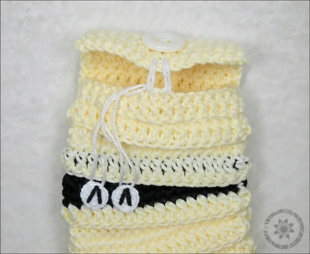 How to Crochet a Mummy phone case - PATRONES VALHALLA: Free crochet patterns - crochet detail