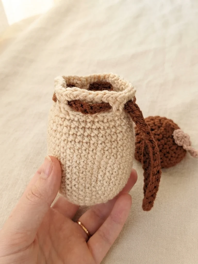 Ravelry: Acorn Wristlet Pouch pattern by Meg Nelson - crochet detail