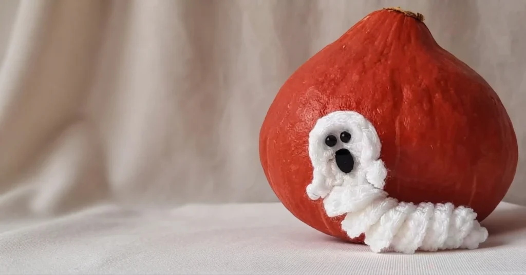 FREE Ghost Worry Worm Crochet Pattern [Not-So-Spooky!] - crochet detail